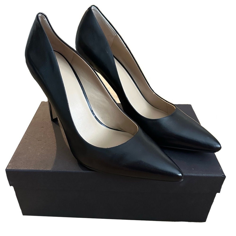 Sak’s 5th Avenue Black Leather Pumps size 9.5